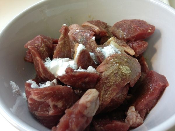 將[醃料]加入沙朗肉條中醃漬入味。