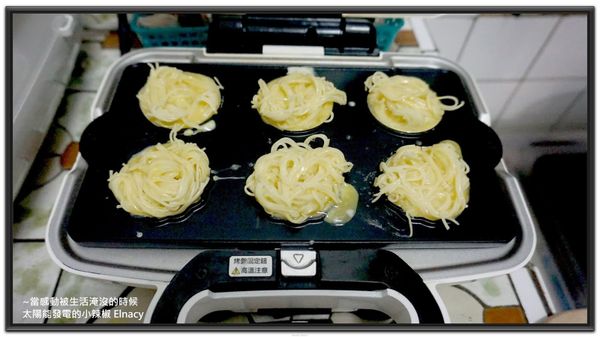 利用甜甜圈烤盤，將麵條捲成圓形放入預熱好的鬆餅機中
再淋上蛋液，放入烤盤前記得先刷上一點油以免黏鍋