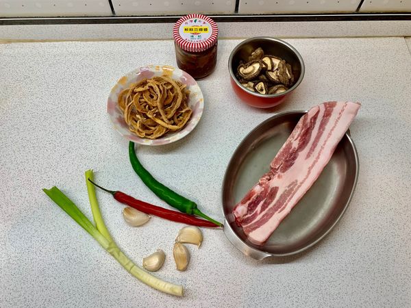 材料如圖
自曬蘿蔔乾參考
https://icook.tw/recipes/283262?utm_source=share&amp;utm_meidum=copy&amp;utm_content=ios