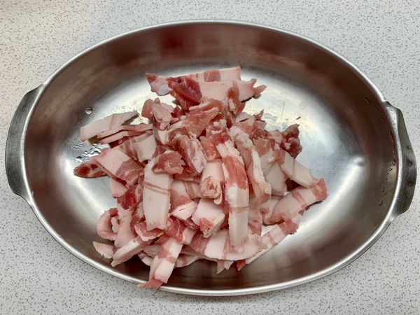 五花肉入冷凍庫冰凍30分後切薄片備用
（先冰凍較好切片）