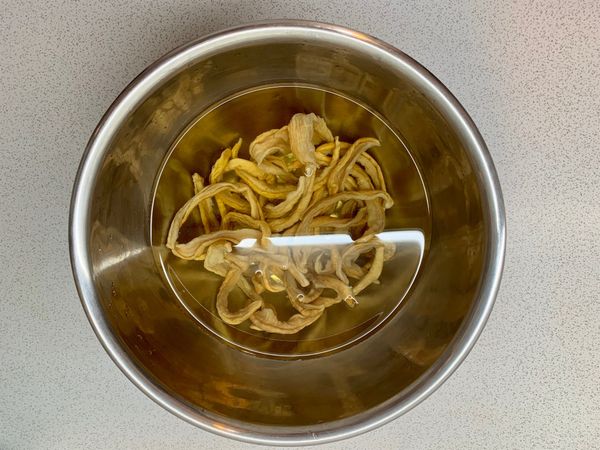 蘿蔔乾泡軟切段備用
（水中加些鹽讓蘿蔔乾內鹽分釋出）