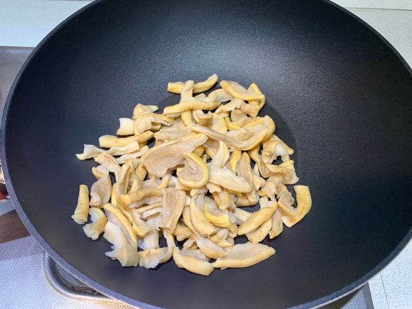 乾鍋炒乾蘿蔔乾水份撈出備用