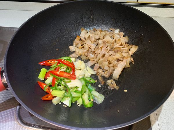 將肉移鍋邊後
放入蒜 蔥 辣椒爆香後