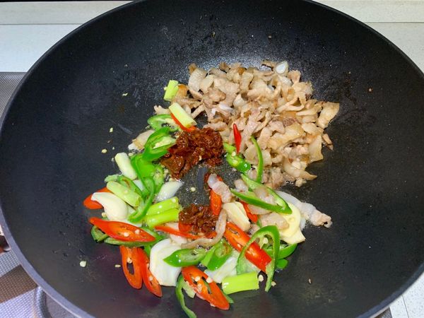 先放入豆瓣醬炒香去除豆腥味後
再淋入料酒&amp;素蠔油炒勻