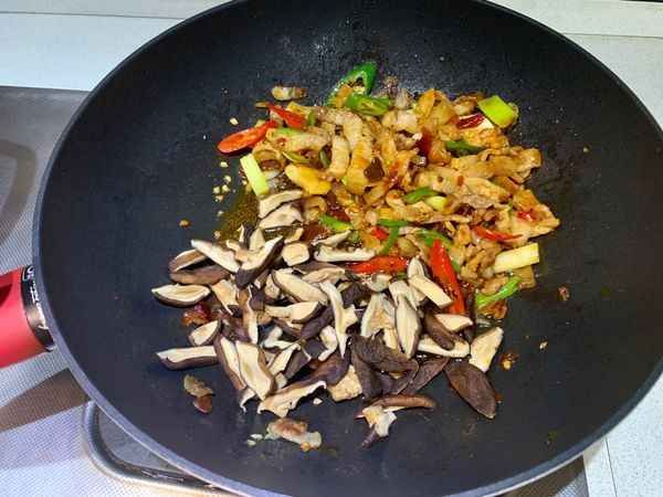 再放入香菇炒香味出來