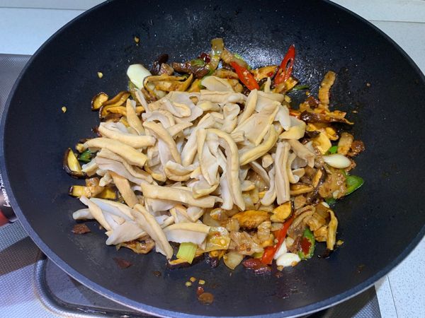 放入蘿蔔乾炒勻