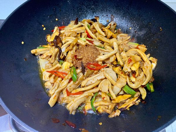 加入糖及些熱水後
蓋鍋蓋小火燜中5分
讓蘿蔔乾入味後
灑上胡椒粉