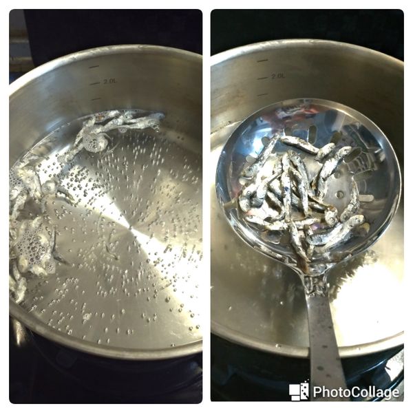 先放小魚乾下鍋當湯底熬煮(左圖)，水滾後煮約5~10分鐘再撈出，如果愛吃小魚乾就不必撈，但魚乾的渣會影響口感，愛吃的話建議放少一點。