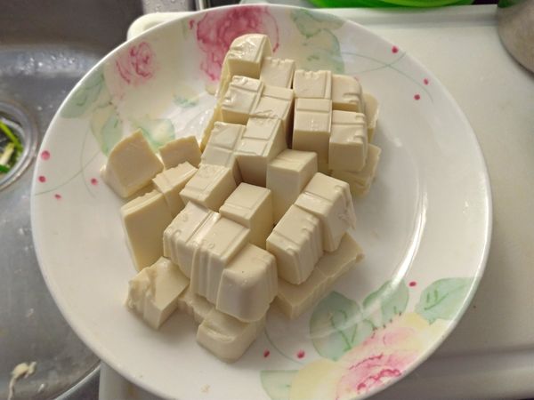 轉動刀子的切法可以保留完整的豆腐，轉到最後要注意安全不要傷到手喔！