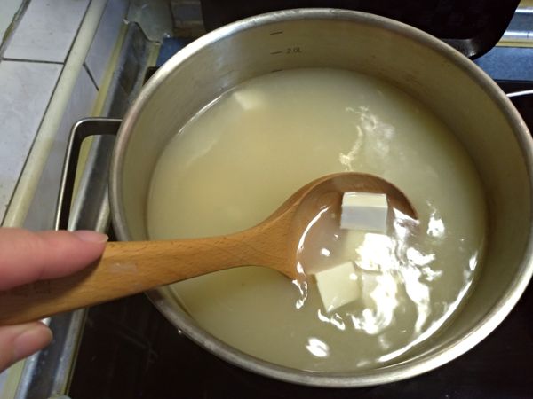 倒入切好的豆腐並加入味噌，可以用兩個湯匙把味噌在鍋中互相調均勻煮開，直接丟一大佗進去煮容易喝到沒煮開的味噌。