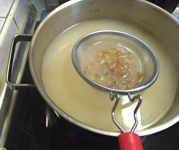 柴魚片用濾網裝好，放進鍋中涮大概20~30秒，即可撈出來，由於柴魚一直久煮會苦澀，如果愛吃的話就最後再放一點即可。