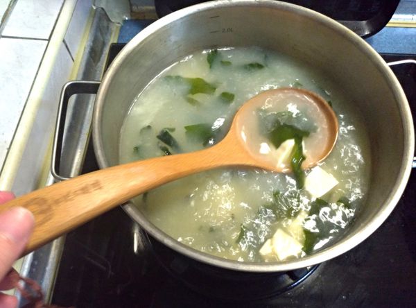 最後加入海帶芽，再加一點點鹽提味，如果愛吃鹹重口味可再加幾滴日式薄鹽醬油。