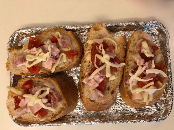 1.法國棍切薄，約1寸的厚度
2.鋪上切碎的培根和番茄
3.鋪上起司碎条
4.放入面包小烤箱3分钟