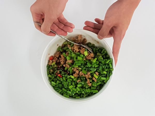 隨後將所有材料與豬絞肉拌勻。