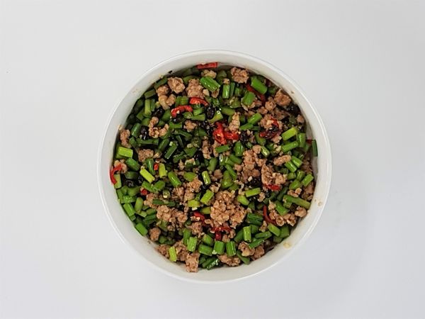 再蓋上耐熱保鮮膜，兩邊留排氣孔，微波4分半鐘即可。