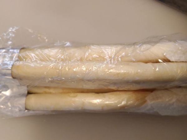 白蘆筍7~10根，去皮，切成三公分小段。
水滾後放入切好的白蘆筍，煮約五分鐘。

📌水量
可以將食材剛好淹過就夠了，
如果不知道水量，寧可先少一點，
不要一次加太多，以免太稀。

📌烹煮時間
煮到蘆筍靠近頭的那一段可食用，
只要是自己喜歡的軟度都ok。