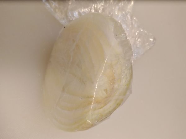 洋蔥1/2顆，切小丁炒軟，
再加入步驟一煮好的水和白蘆筍。

📌洋蔥
炒洋蔥不需要加油，不要炒焦，
炒到聞到洋蔥味即可。