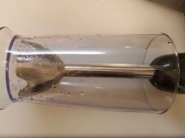 使用果汁機或調理棒，
將食材打碎，過濾倒回鍋中。

📌打碎或過濾
也可以不打碎，或打碎後不過濾，
只是味道都在湯裡了，可能沒那麼好吃，
但食材都已經煮熟，都是可以吃的喔！