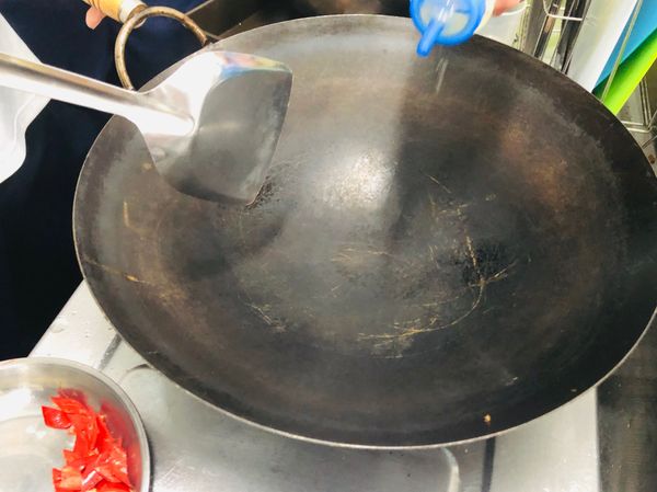 起油鍋
炒蔬菜油需要多一些
爆香蝦米、紅蔥頭末、蒜頭末、菱形辣椒片、蝦醬，直到香味飄出（過程圖忘記拍）