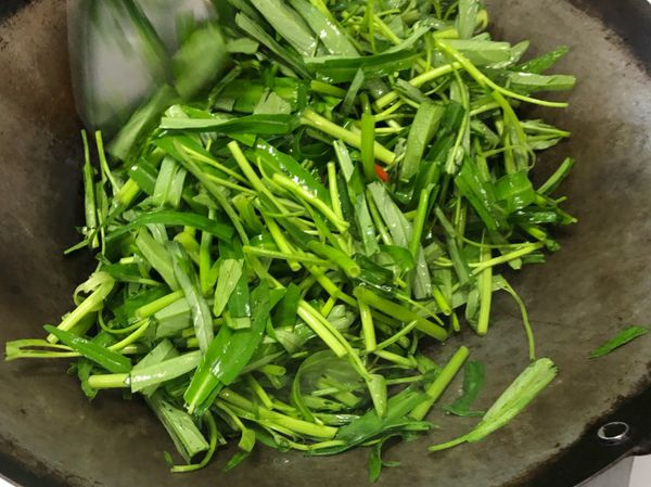 放入空心菜段，拌勻後加一碗水拌炒熟，調味：魚露、糖、（鹽）
調味ok即可盛盤