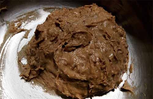 篩入麵粉，再加入其他所有材料後拌勻，靜置發酵約30分鐘