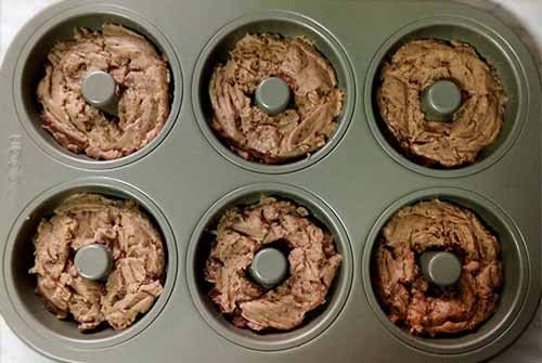 將發酵後的麵糰用小湯匙分填入甜甜圈烤模中約8分滿，再靜置約15分鐘