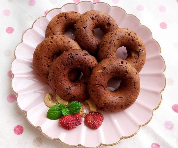 放入預熱好的烤箱中，180度烤約20分鐘至甜甜圈熟透即可