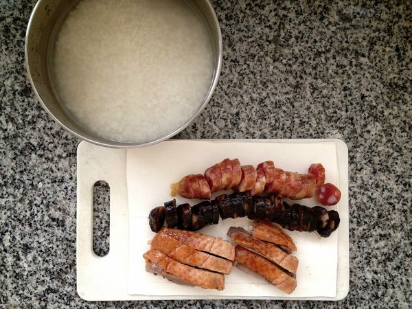 洗米泡水約30分鐘，臘腸、肝腸切片，鴨肉可以趁買的時候就請店家先幫忙切好，不然家裡的菜刀不好剁。