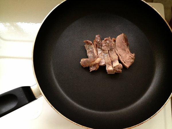 鴨肉先下鍋，等到鍋熱聞到鴨肉香時，米自水中濾出，倒入鍋內一起炒，炒到鍋子散發米香和鴨肉香。
同時，水倒入土鍋內，一邊用小火預熱。
（如果怕麻煩，想跳整個步驟2，直接進入步驟3也沒關係）