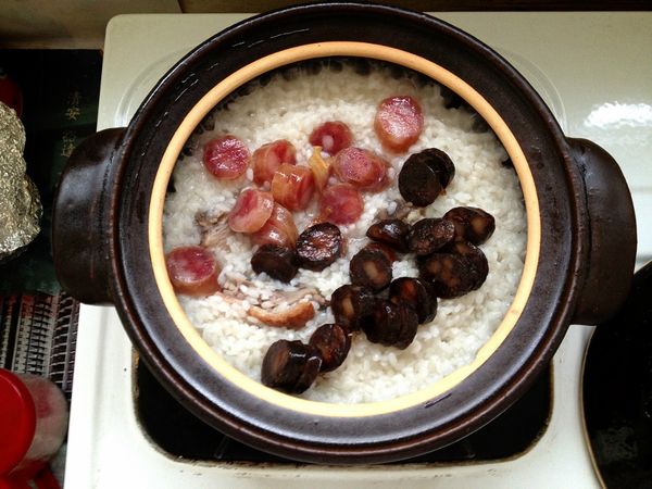 打開鍋蓋，可以先翻攪一下鍋內的米，加入臘腸、肝腸，蓋上鍋蓋，轉小火悶煮至米9分熟，約4-5分鐘。熄火，悶10分鐘。