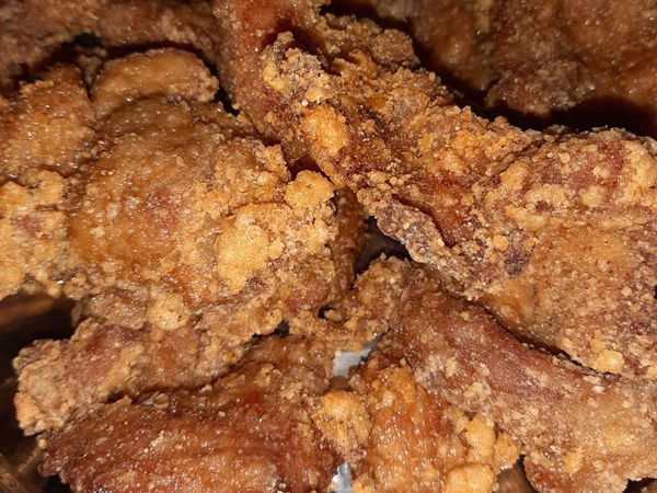 肉片加入所有調味料醃漬最少30分鐘，起油鍋待約160度取肉片沾上乾地瓜粉，入鍋炸熟，起鍋可沾甜辣醬.泰式醬都適合