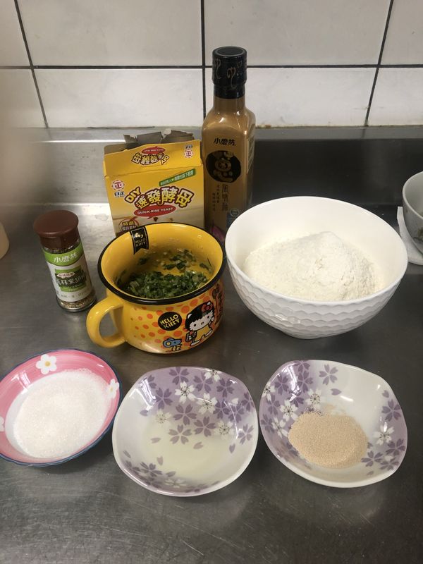 忘記拍到水，記得還有水喔❤️
蔥白的部分我有刻意再切碎一點，因為我怕蔥白味道🤣，然後鹽巴、胡椒、蒜粒，拌一起後放冰箱備用。