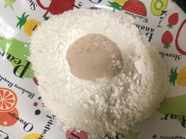 水跟酵母先加一起拌勻，靜置3分鐘，
取一大盆子，中筋粉放進去中間挖洞，
放入油、糖，酵母水一點點，
稍微抓一下酵母水慢慢加，
我大概分三次加完，就可以開始揉囉！