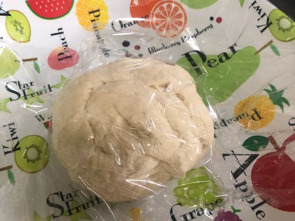 揉完後，盆+手不沾就好，我稱為兩光！
哈哈哈哈哈哈哈哈哈！

然後保鮮膜蓋著放五分鐘醒一下😘