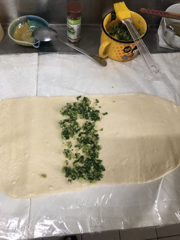 桿成長方形，整面刷上薄薄的蔥油，中間鋪上一半的蔥花。
把左側舖蓋上去後再把蔥花全放完，然後再把右側鋪蓋上去。

鋪蓋照片忘記拍了😅😅