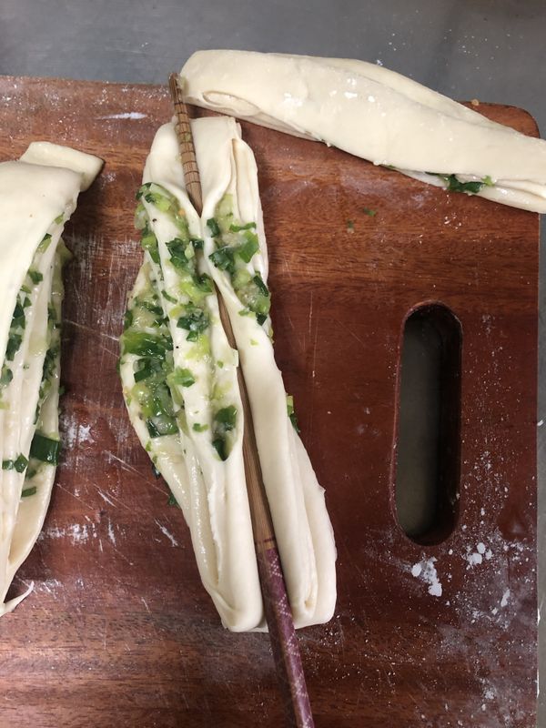 疊完後用筷子從中間壓下去，
別壓斷哦😳