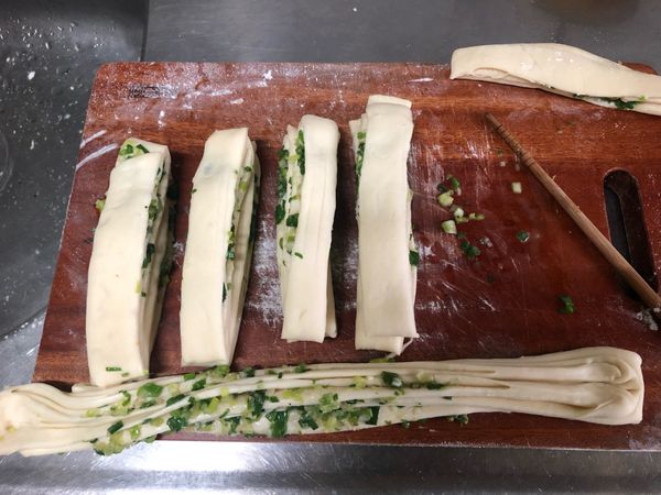 壓完後往兩邊拉長，掛在筷子上成對半開始捲，捲法可以參考youtube，因為手沒空拍照🤣