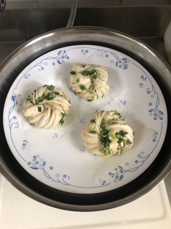 捲好後的樣子，準備蒸，因為有5.5顆哈哈

所以我電鍋放三顆，瓦斯爐放三顆，
電鍋的話放1.5杯水冷水起蒸。

瓦斯爐我裡面倒溫熱水，小火蒸15分鐘，時間到後，關火燜5分鐘。
電鍋跳起一樣燜5分鐘