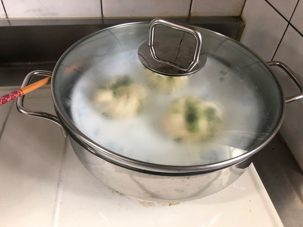 瓦斯爐蒸的旁邊插筷子，
但電鍋我就沒開縫了