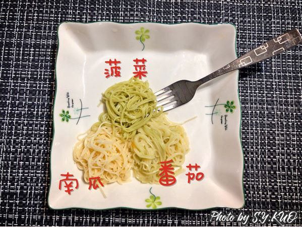 水滾後以扇形將麵條放入沸水中以筷子輕拌避免沾鍋，依口感煮3-5分鐘撈起