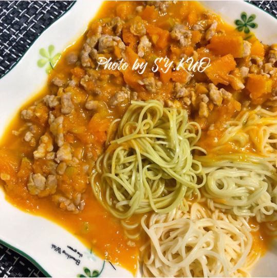 另煮鍋適量沸水，放入南瓜塊跟碎肉，水滾後續滾5分鐘再熄火 ，蓋鍋蓋悶15分後撈起淋在麵上 (也能先將南瓜放電鍋蒸熟)，就完成了~