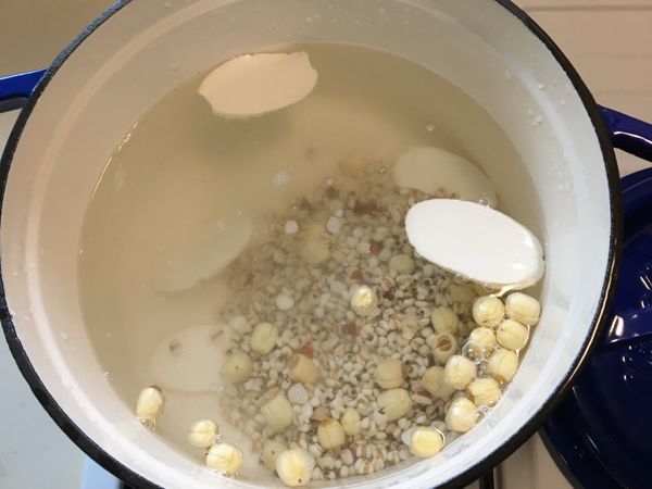 將水煮滾，四神湯料包裡的當歸取出，其它的材料不需要浸泡過水清洗一下即可放入滾水裡，煮滾蓋上鍋蓋續滾15分鐘⋯