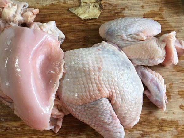 可半雞直接入鍋或將雞肉胸腿分大塊切開或剁小塊，