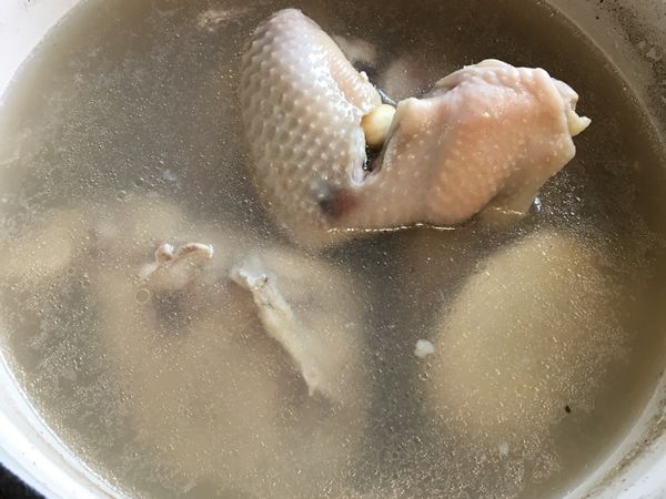 將雞肉加入煮滾的四神材料湯裡⋯