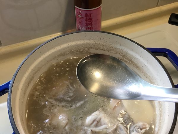 加入3大匙料理米酒，蓋上鍋蓋續滾約15分鐘⋯
