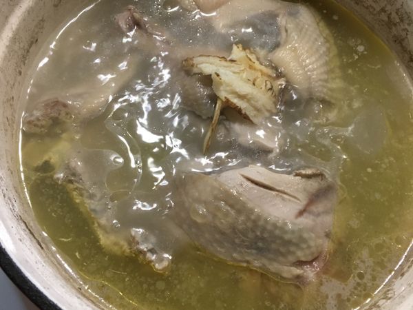 將雞肉滾至喜歡的熟度後，放入當歸，續滾5分鐘⋯
加少許鹽調味即可😋