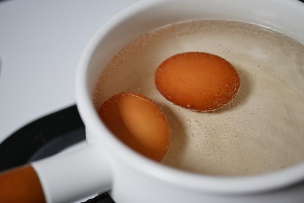 鍋中放兩顆雞蛋，加冷水沒過雞蛋，開中火煮，水沸騰後熄火，把鍋子從爐火上移開，蓋上鍋蓋，倒數計時 7 分鐘，這樣的蛋黃約七、八分熟，若要全熟，可計時10分鐘。