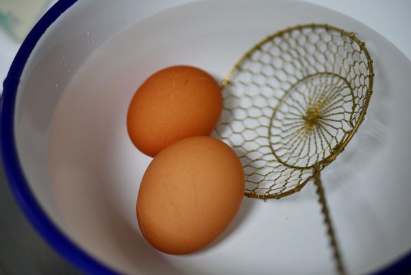 時間到，用漏勺舀出雞蛋至裝有冷水的盆中，讓雞蛋降溫