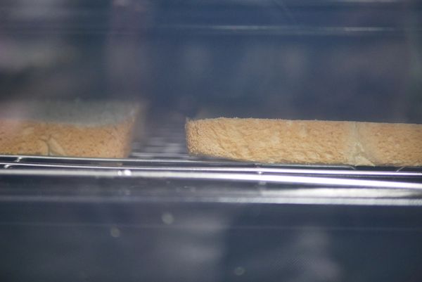 這個時間差不多可以烤土司了，烤好的土司可以趁熱塗一層牛油，增加香氣，若無烤箱也可用平底鍋煎香