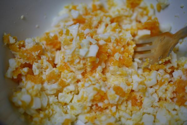 剝去雞蛋外殼，並用叉子均勻壓碎蛋白與蛋黃